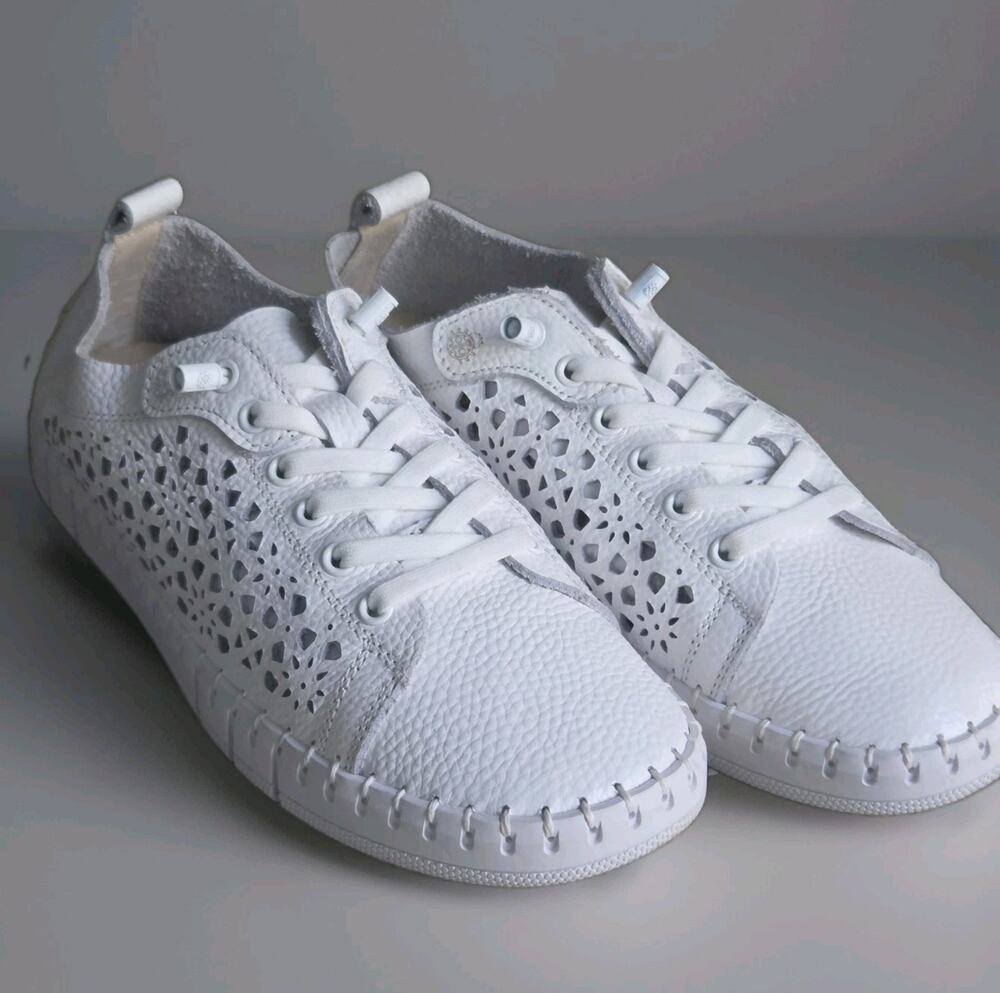 Womens EU39/8.5US Yokono Flow 002 White Leather Perforated Lace-Up Sneaker SPAIN